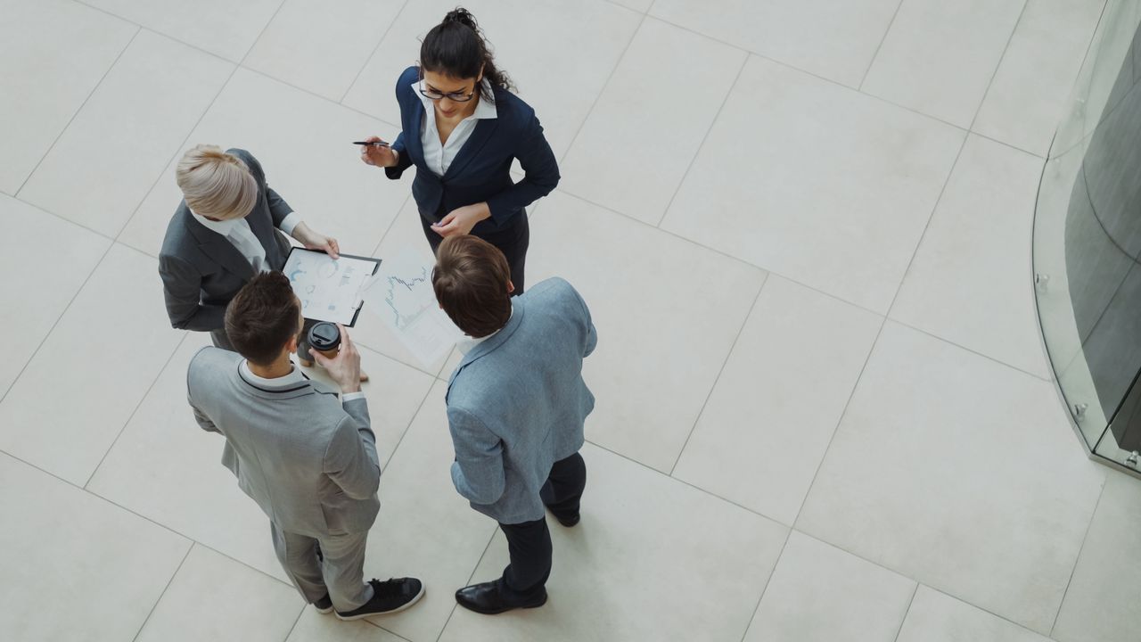 Un groupe de professionnels du monde des affaires travaillant ensemble dans un bureau.